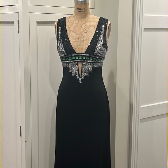 Basixlong sequence and emerald dress